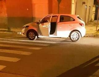 Carro que o policial dirigia, quando foi rendido pelos assaltantes (Foto: Valdir Gomes - reprodução/Facebook) 