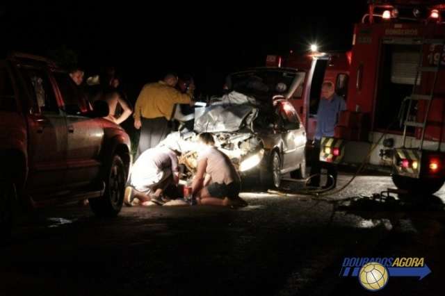 Tr&ecirc;s pessoas ficam feridas em colis&atilde;o entre carro e caminh&atilde;o na MS-276 
