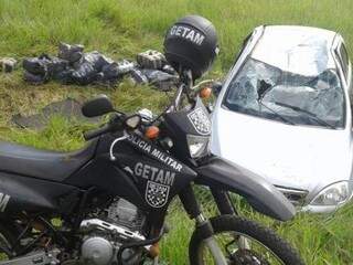 Carro tinha queixa de roubo e foi abandonado por motorista após acidente (Foto: Porã News)
