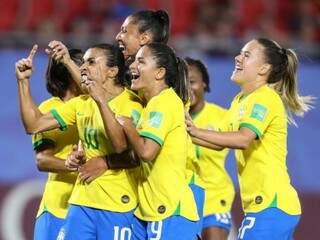 Marta faz de p&ecirc;nalti, Brasil derrota It&aacute;lia e garante vaga nas oitavas de final