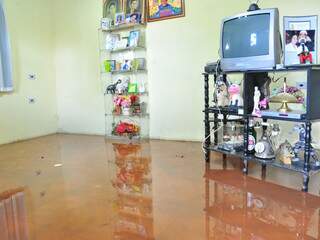  &quot;Fico desesperada com medo da chuva&quot;, diz dona de casa alagada tr&ecirc;s vezes