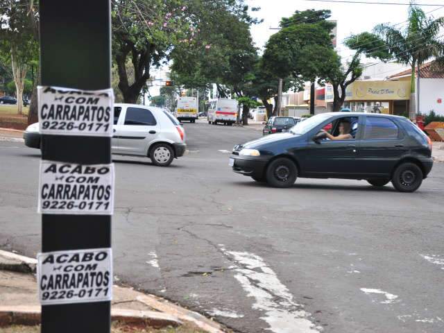  Fixar propaganda em sem&aacute;foros vira caso de pol&iacute;cia em Campo Grande