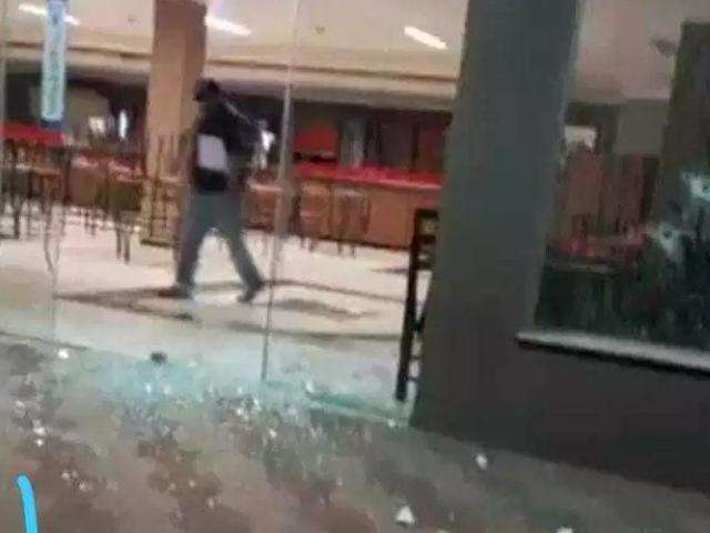 Tr&ecirc;s pessoas ficam feridas em tiroteio em frente de pizzaria 