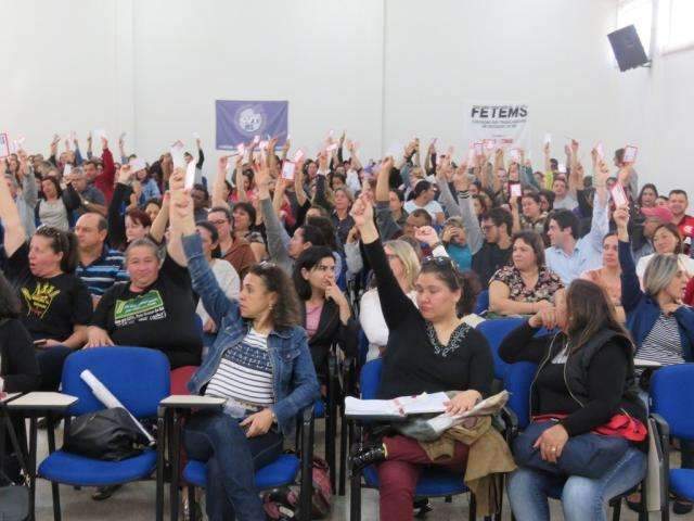 Greve &eacute; parcial no 1&ordm; dia e professores protestam na prefeitura