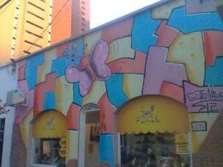 Grafite na fachada de uma boutique, também feita por Guto.