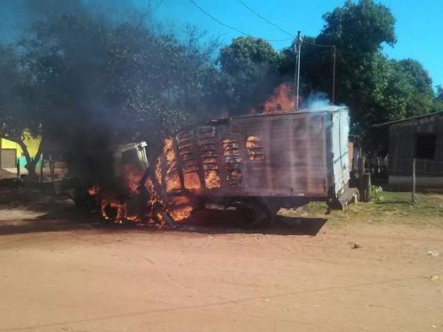 Fam&iacute;lia de suspeito de assassinato tem caminh&atilde;o e casa incendiados