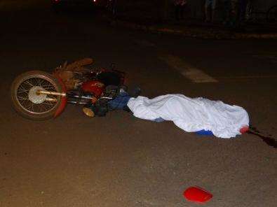 Condutor morre e outro &eacute; preso ap&oacute;s colis&atilde;o entre duas motocicletas