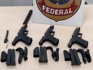 Armas e acessórios que eram transportados pelos suspeitos. (Foto: Divulgação/PF) 