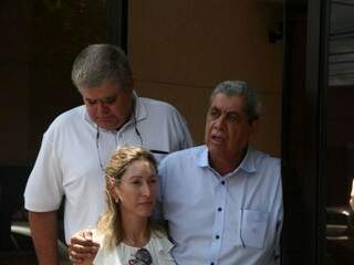 Puccinelli ao lado da filha e do deputado Carlos Marun, depois que deixou a prisão. (Foto: Marcos Ermínio/Arquivo).