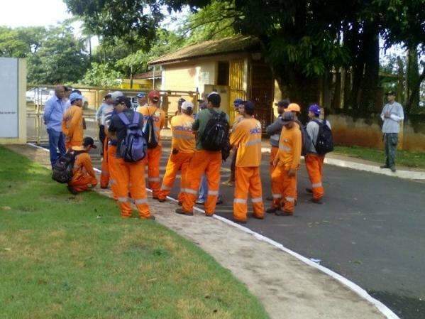 Sem sal&aacute;rio, metade das equipes do tapa-buraco cruza os bra&ccedil;os