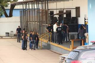 Nesta tarde os policiais civis visitaram o estoque de uma distribuidora na saída para Três Lagoas. (Foto: Fernando Antunes)