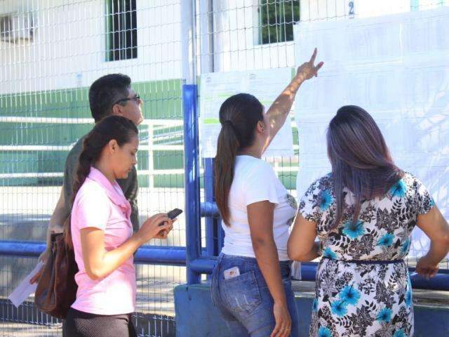 Confus&atilde;o em hor&aacute;rio de concurso gera atraso e protestos de candidatos