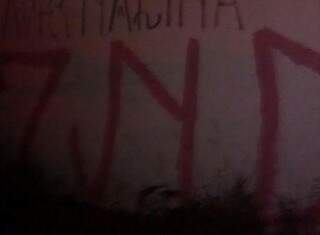 Parte do muro pichado pelos adolescentes detidos pela Guarda Municipal. (Foto: Divulgação)