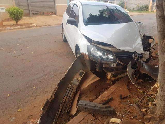Condutor &eacute; socorrido em estado grave ap&oacute;s colis&atilde;o de Gol em &aacute;rvore