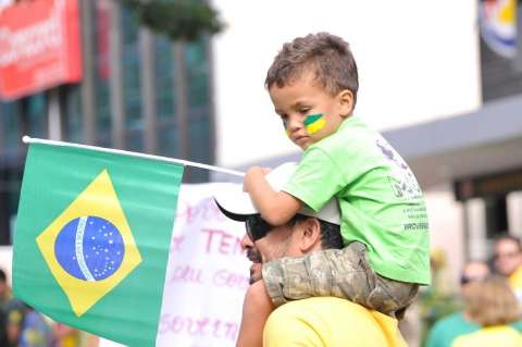 Campo Grande reúne 10 mil pessoas em manifestação contra Dilma, diz PM