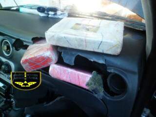 Cocaína estava escondida no painel do veículo, separada em tabletes. (Foto:Divulgação)