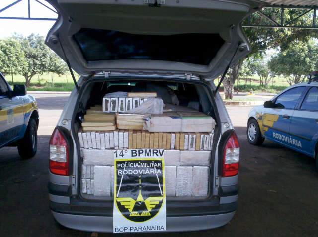  PRE apreende 1,4 ton de maconha em ve&iacute;culo e motorista escapa