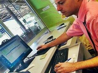 Trabalhador de empresa emitindo bilhete eletrônico (Foto: Divulgação)