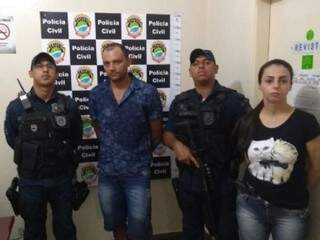 De camisa azul ao centro, o suspeito, cercado pelos policiais. (Foto: Jornal da Nova) 