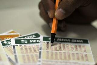 Apostas podem ser feitas em casas lotéricas ou pelo sistema online de loterias da Caixa. (Foto:  - Arquivo)