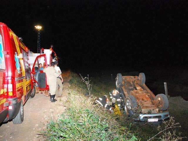 Jovem fica ferido ap&oacute;s camionete que dirigia capotar em estrada rural