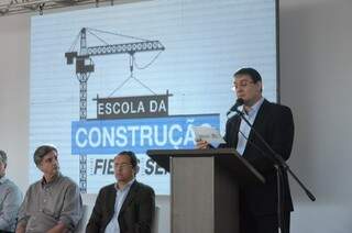 Sérgio Longen comenta os investimentos feitos na escola e os cursos que serão disponibilizados. (Foto: Vanessa Tamires)