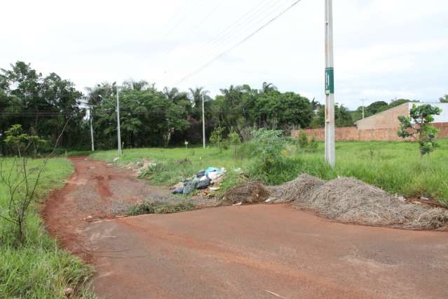 Falta de asfalto e mato alto decepciona moradores da Morada dos Deuses