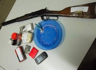 Além da arma, cocaína, balança de precisão, dinheiro e um carro também foram interceptados pela polícia (Foto: Polícia Civil)
