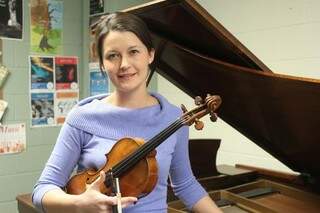 Violinista Véronique Mathieu, é professora da Universidade de Saskatchewan no Canadá. (Foto: Caitlynn Salazar/KANSAN)
