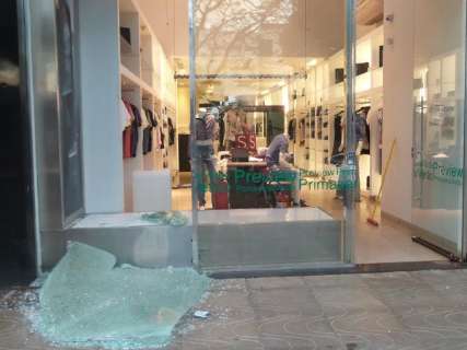 Em onda de assaltos, ladrão quebra vidraça e invade loja de roupas 
