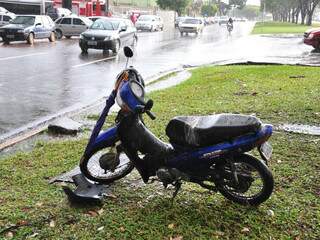 Motocicleta teve que ser retirada da pista (Foto: João Garrigó)