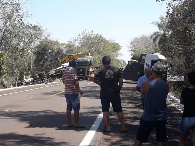 Pista &eacute; liberada ap&oacute;s retirada de carreta que tombou na BR-262