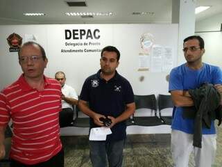 Grupo foi até a delegacia porque não recebeu informação de mudança na data de prova da Sefaz (Foto: Kleber Clajus)