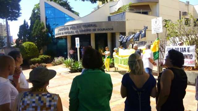 Manifestantes protestam em frente ao MPF em apoio &agrave;s a&ccedil;&otilde;es da Lava Jato