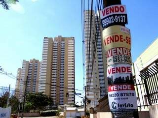 Placas anunciam imóveis à venda em Campo Grande: quem comprá-los poderá parcelar ITBI (Foto: Saul Schramm)