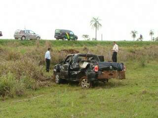 Saveiro capotou várias vezes. Motorista morreu na hora. (Foto: Dourados News)