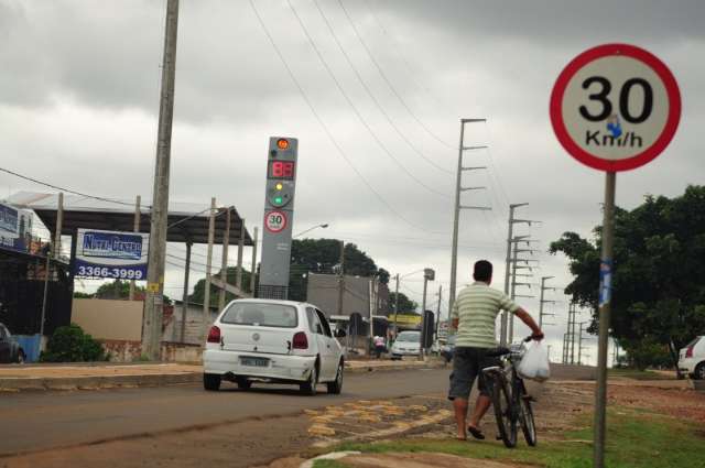 Mais uma lombada com defeito provoca reclama&ccedil;&otilde;es de motoristas