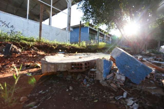 Morador reclama de muro de escola ca&iacute;do h&aacute; seis meses na Vila Jacy