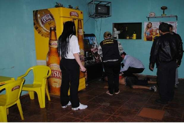 Ap&oacute;s discuss&atilde;o, homem &eacute; assassinado com tiro na nuca em bar 