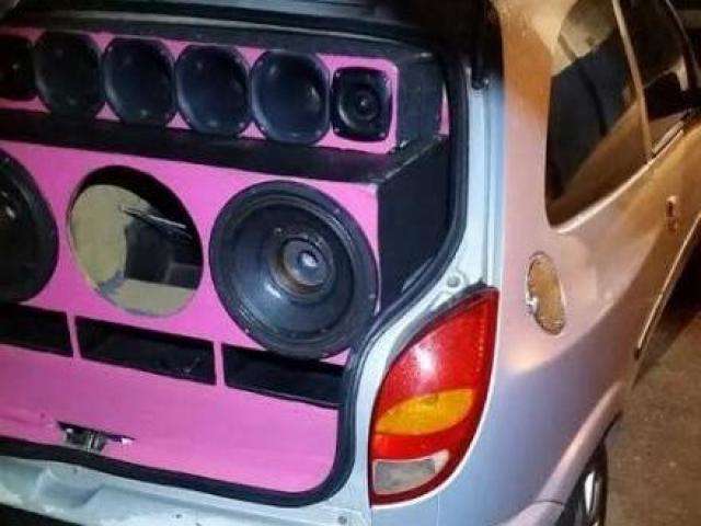 Carros s&atilde;o apreendidos e donos multados em opera&ccedil;&atilde;o contra som alto