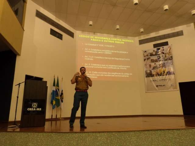 Bombeiros divulgam legisla&ccedil;&atilde;o de Seguran&ccedil;a para arquitetos e engenheiros