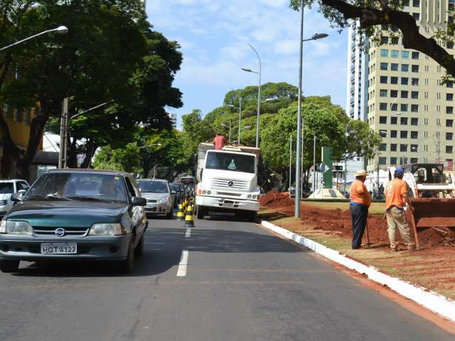  Com m&aacute;quinas na pista, tr&acirc;nsito fica lento em trecho de ciclovia na Afonso Pena