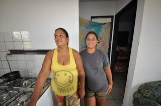 Dayane e Rosangela viraram amigas, depois de invadirem a mesma casa, e agora moram juntas. (Foto: Marcelo Calazans)