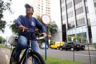 Eurípedes trabalha como entregador no centro da cidade e adora pedalar (Foto: Marcelo Victor)