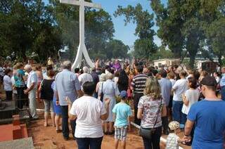 Dezenas de pessoas se reúnem em missa na entrada do cemitério Santo Antônio. (Foto: Marcos Ermínio)