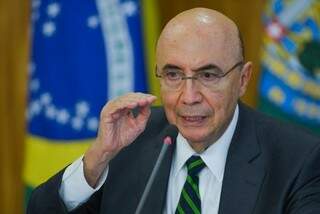 O ministro da Fazenda, Henrique Meirelles, anuncia medidas para reduzir gastos públicos.