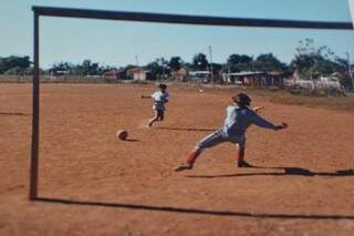Teco ainda criança chutando a bola no gol (Foto: Alana Portela)