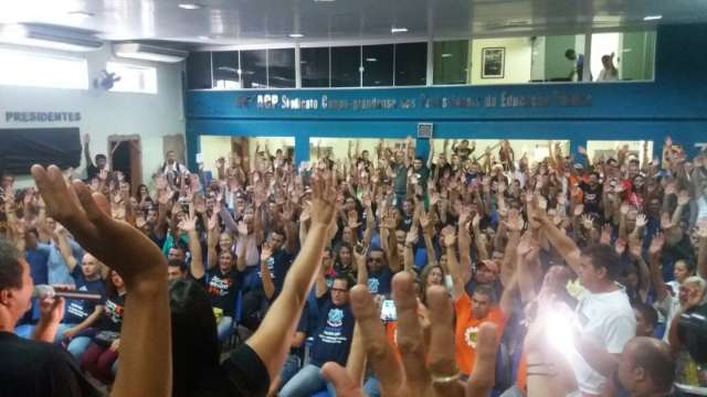 Servidores rejeitam abono de R$ 200 e amea&ccedil;am greve geral no dia 2