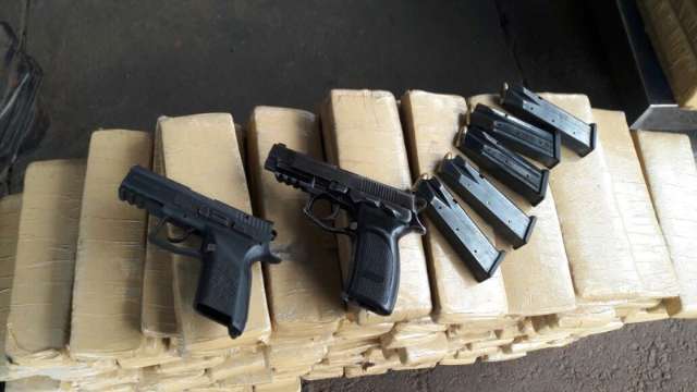 Traficante de 18 anos &eacute; preso com 200 kg de maconha e duas pistolas