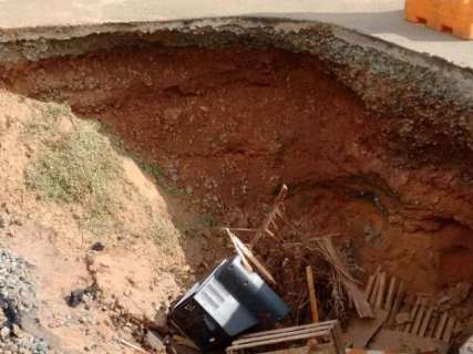 Cratera aberta em cruzamento coloca em risco moradores na Moreninhas